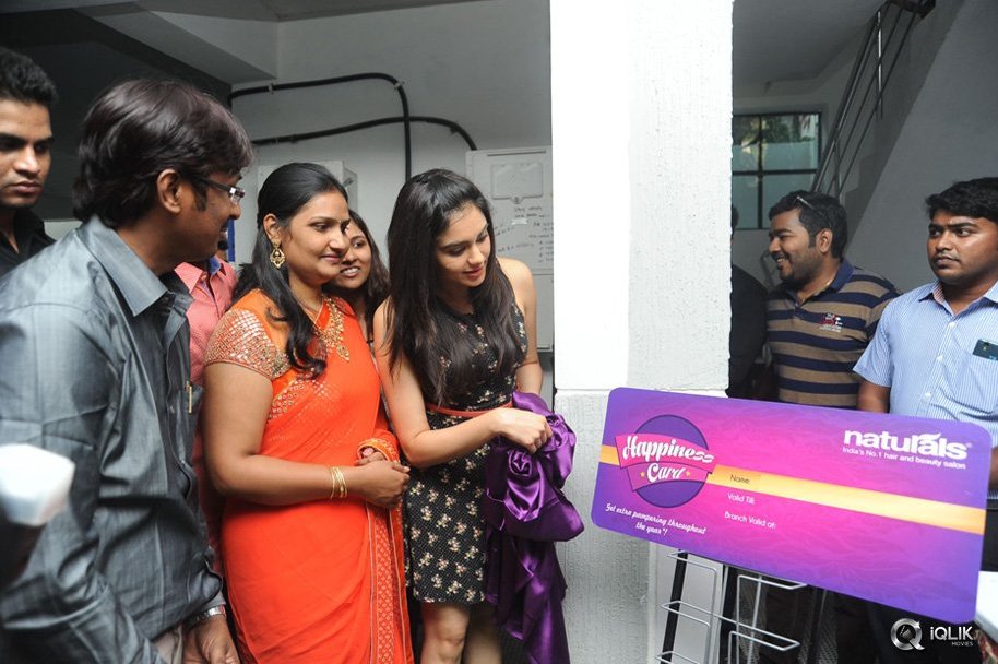 Adah-Sharma-Launches-Naturals-Salon-at-Pragathi-Nagar
